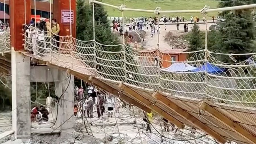 Jembatan gantung putus di wilayah Xinjiang, China barat laut. Orang-orang dilaporkan berjatuhan dari jembatan wisata itu, di mana lima tewas. (Media Sosial/via REUTERS)