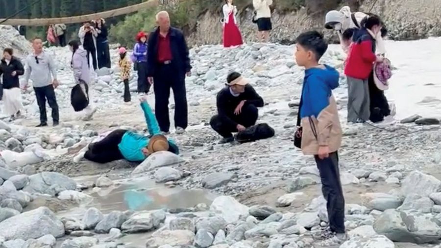 Jembatan gantung putus di wilayah Xinjiang, China barat laut. Orang-orang dilaporkan berjatuhan dari jembatan wisata itu, di mana lima tewas. (Media Sosial/via REUTERS)