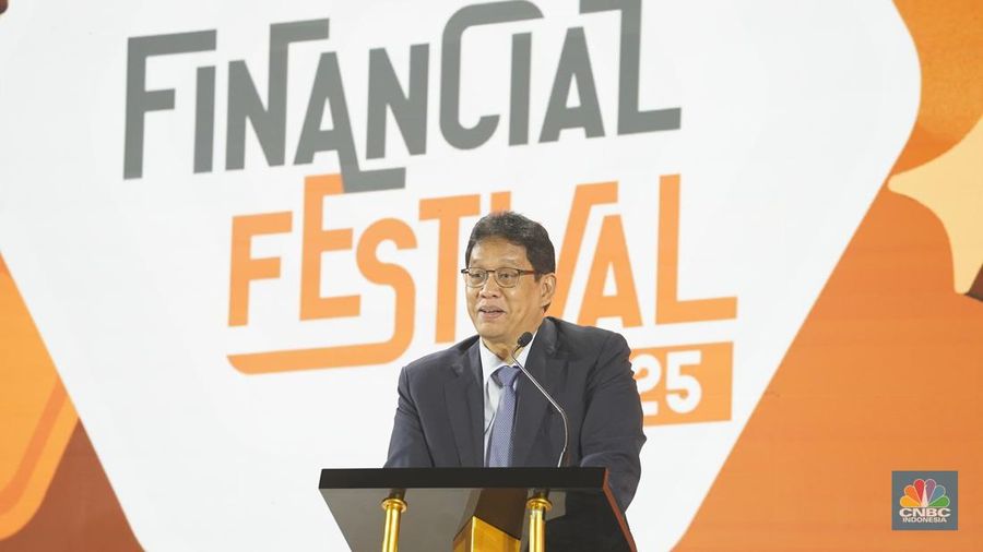 Ketua Dewan Komisioner LPS, Purbaya Yudhi Sadewa menyampaikan paparan dalam acara LPS Financial Festival 2025 di Dyandra Convention Center, Surabaya, Jawa Timur, Kamis (7/8/2025).
(CNBC Indonesia/tias Budiarto)