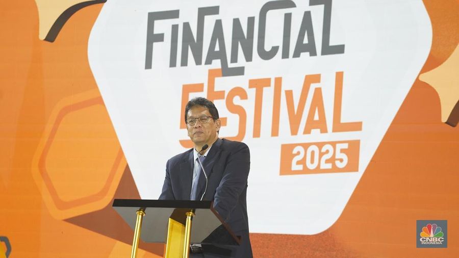 Ketua Dewan Komisioner LPS, Purbaya Yudhi Sadewa menyampaikan paparan dalam acara LPS Financial Festival 2025 di Dyandra Convention Center, Surabaya, Jawa Timur, Kamis (7/8/2025). (CNBC Indonesia/tias Budiarto)
