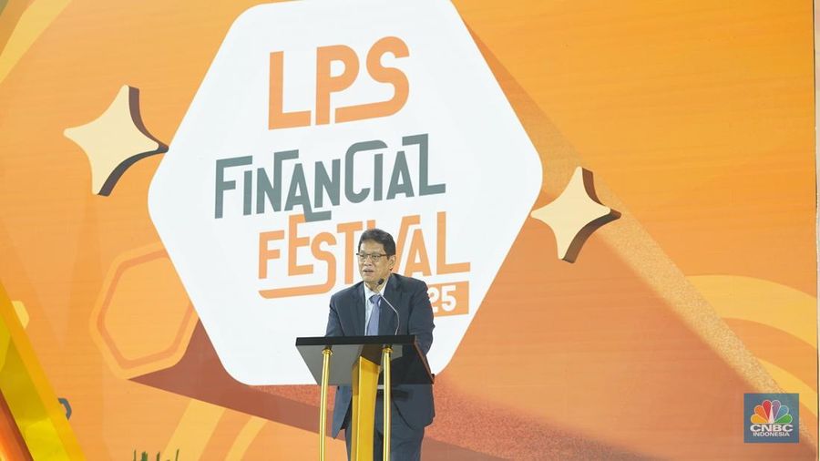 Ketua Dewan Komisioner LPS, Purbaya Yudhi Sadewa menyampaikan paparan dalam acara LPS Financial Festival 2025 di Dyandra Convention Center, Surabaya, Jawa Timur, Kamis (7/8/2025).  (CNBC Indonesia/Tias Budiarto)