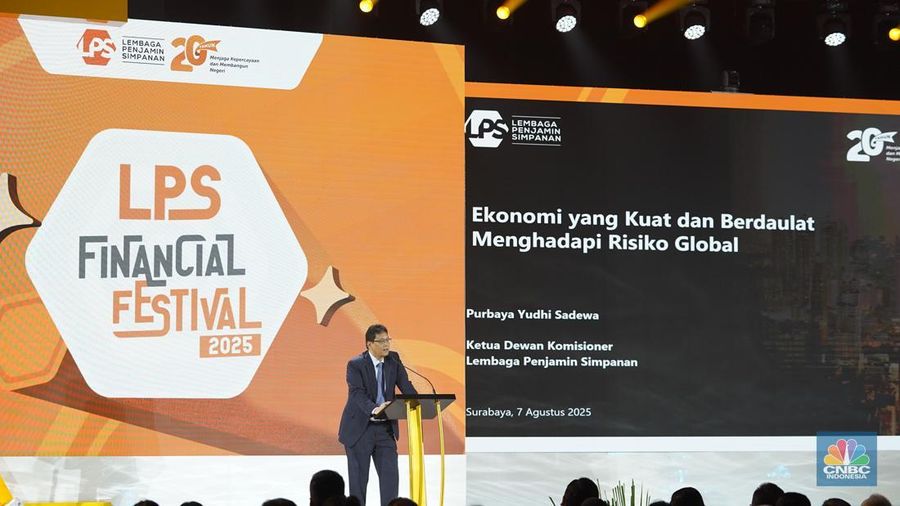 Ketua Dewan Komisioner LPS, Purbaya Yudhi Sadewa menyampaikan paparan dalam acara LPS Financial Festival 2025 di Dyandra Convention Center, Surabaya, Jawa Timur, Kamis (7/8/2025).  (CNBC Indonesia/Tias Budiarto)