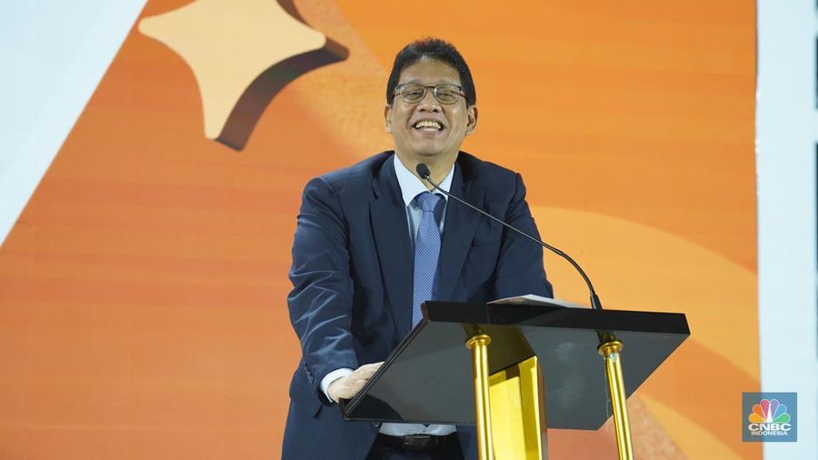 Ketua Dewan Komisioner LPS, Purbaya Yudhi Sadewa menyampaikan paparan dalam acara LPS Financial Festival 2025 di Dyandra Convention Center, Surabaya, Jawa Timur, Kamis (7/8/2025).  (CNBC Indonesia/Tias Budiarto)