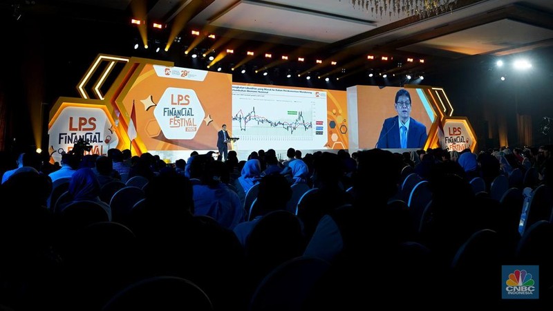 Ketua Dewan Komisioner LPS, Purbaya Yudhi Sadewa menyampaikan paparan dalam acara LPS Financial Festival 2025 di Dyandra Convention Center, Surabaya, Jawa Timur, Kamis (7/8/2025).  (CNBC Indonesia/Tias Budiarto)