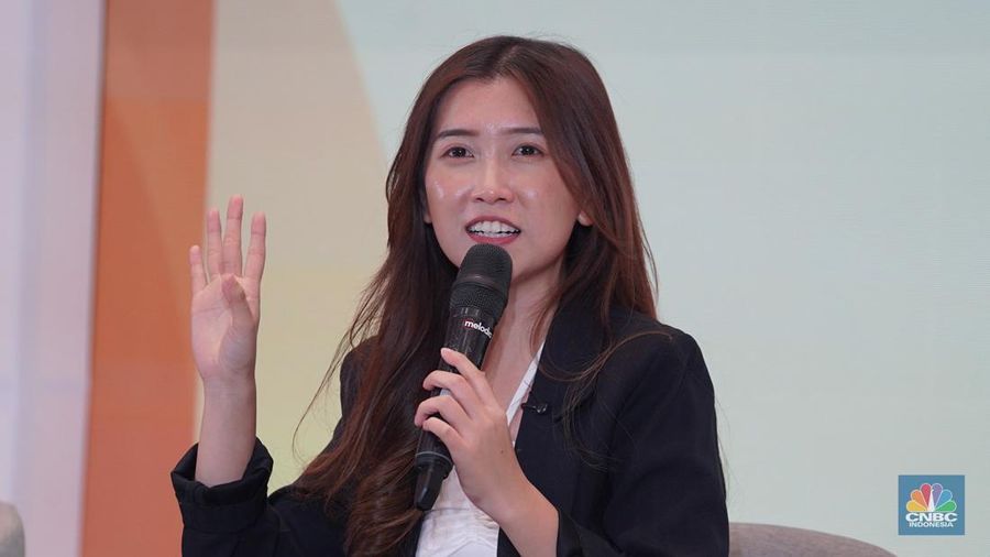 Konten kreator, Evelyn Hutani menyampaikan paparan dalam sesi Educational Class di acara LPS Financial Festival 2025 di Dyandra Convention Center, Surabaya, Jawa Timur, Kamis (7/8/2025). (CNBC Indonesia/Tias Budiarto)