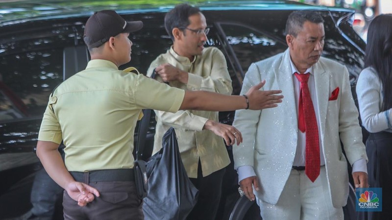 Mantan Mendikbudristek Nadiem Makarim tiba di Gedung Merah Putih KPK, Jakarta, Kamis (7/8/2025). (CNBC Indonesia/Faisal Rahman)