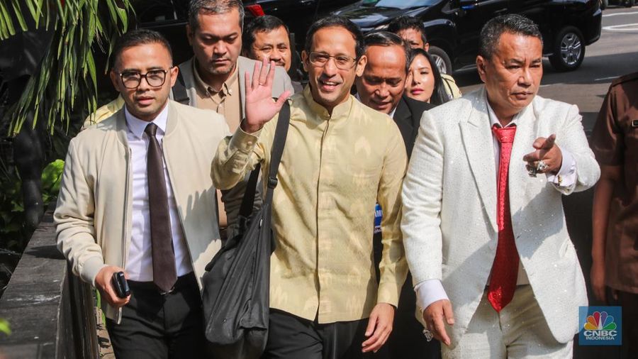 Mantan Mendikbudristek Nadiem Makarim tiba di Gedung Merah Putih KPK, Jakarta, Kamis (7/8/2025). (CNBC Indonesia/Faisal Rahman)
