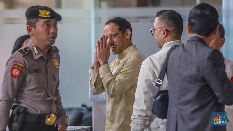Mantan Mendikbudristek Nadiem Makarim tiba di Gedung Merah Putih KPK, Jakarta, Kamis (7/8/2025). (CNBC Indonesia/Faisal Rahman) Mantan Mendikbudristek Nadiem Makarim tiba di Gedung Merah Putih KPK, Jakarta, Kamis (7/8/2025). (CNBC Indonesia/Faisal Rahman)