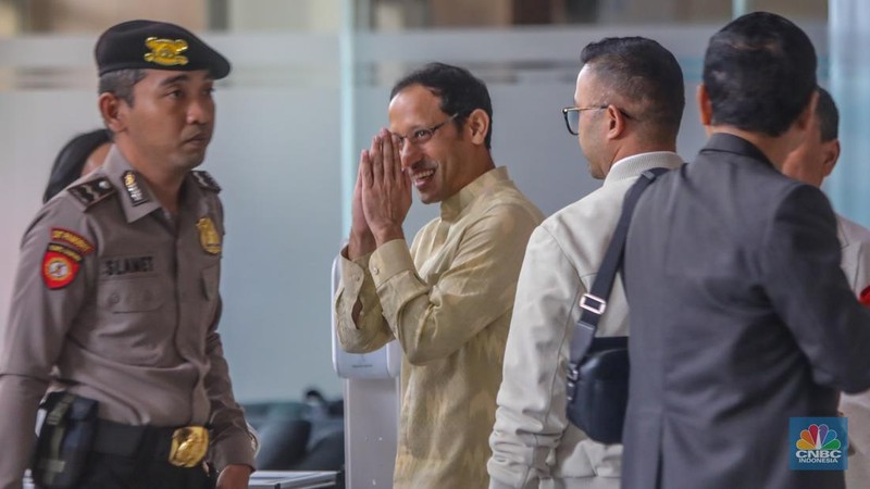 Mantan Mendikbudristek Nadiem Makarim tiba di Gedung Merah Putih KPK, Jakarta, Kamis (7/8/2025). (CNBC Indonesia/Faisal Rahman)