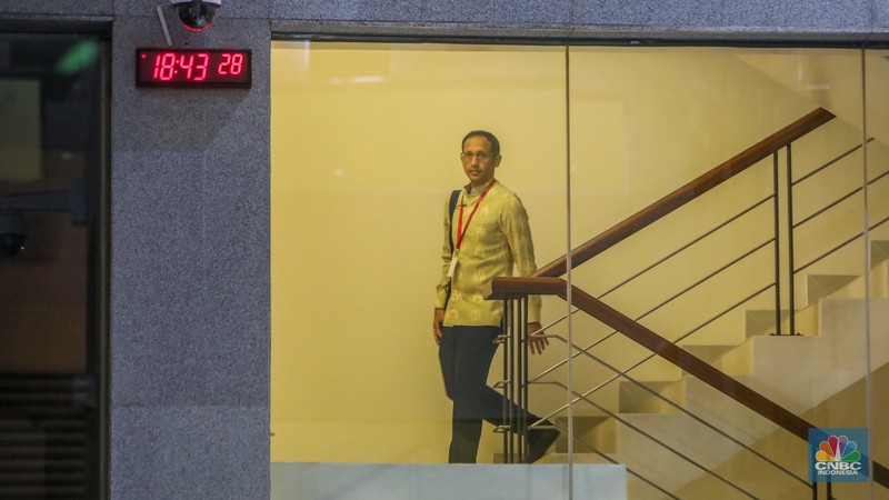 Mantan Mendikbudristek Nadiem Makarim usai memenuhi panggilan penyidik di Gedung Merah Putih KPK, Jakarta. Mantan Mendikbudristek Nadiem Makarim usai memenuhi panggilan penyidik di Gedung Merah Putih KPK, Jakarta, Kamis (7/8/2025). (CNBC Indonesia/Faisal Rahman)
