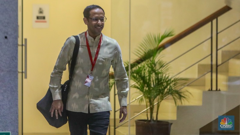 Mantan Mendikbudristek Nadiem Makarim usai memenuhi panggilan penyidik di Gedung Merah Putih KPK, Jakarta. Mantan Mendikbudristek Nadiem Makarim usai memenuhi panggilan penyidik di Gedung Merah Putih KPK, Jakarta, Kamis (7/8/2025). (CNBC Indonesia/Faisal Rahman)