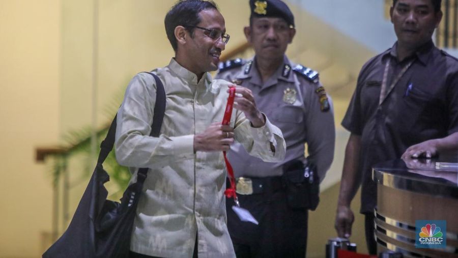 Mantan Mendikbudristek Nadiem Makarim usai memenuhi panggilan penyidik di Gedung Merah Putih KPK, Jakarta, Kamis (7/8/2025). (CNBC Indonesia/Faisal Rahman)