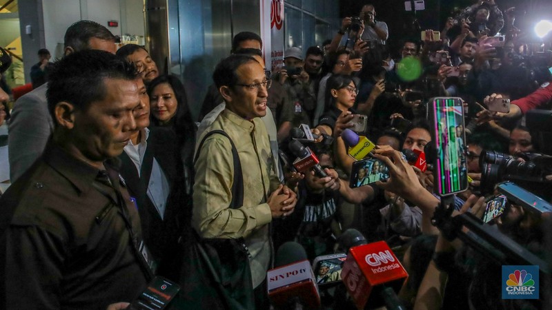 Mantan Mendikbudristek Nadiem Makarim usai memenuhi panggilan penyidik di Gedung Merah Putih KPK, Jakarta. Mantan Mendikbudristek Nadiem Makarim usai memenuhi panggilan penyidik di Gedung Merah Putih KPK, Jakarta, Kamis (7/8/2025). (CNBC Indonesia/Faisal Rahman)