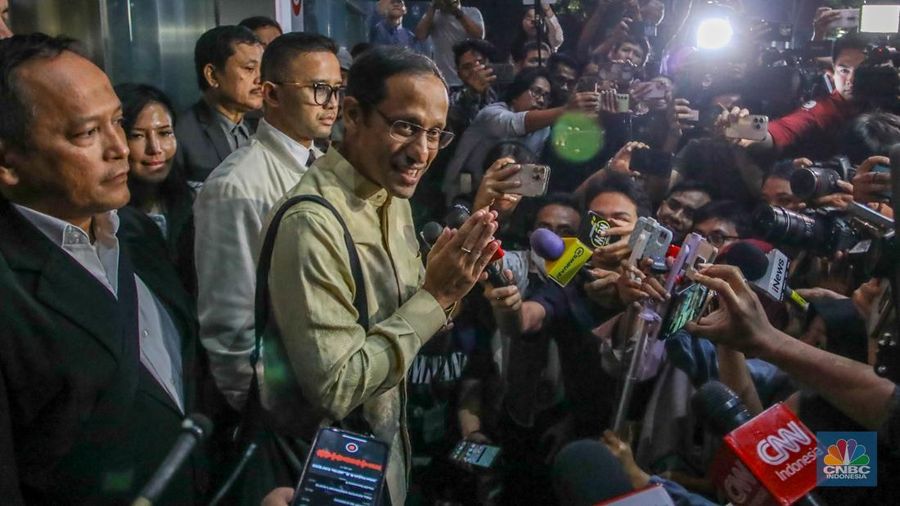 Mantan Mendikbudristek Nadiem Makarim usai memenuhi panggilan penyidik di Gedung Merah Putih KPK, Jakarta, Kamis (7/8/2025). (CNBC Indonesia/Faisal Rahman)