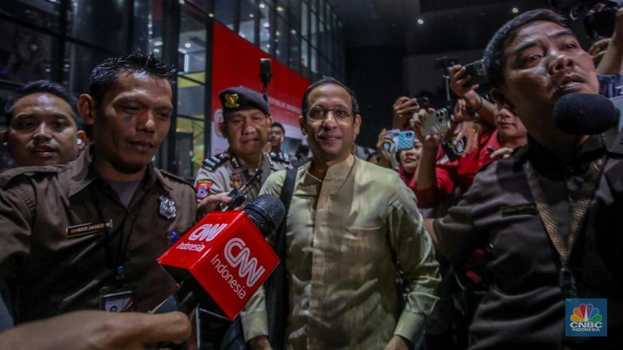 Mantan Mendikbudristek Nadiem Makarim usai memenuhi panggilan penyidik di Gedung Merah Putih KPK, Jakarta, Kamis (7/8/2025). (CNBC Indonesia/Faisal Rahman)
