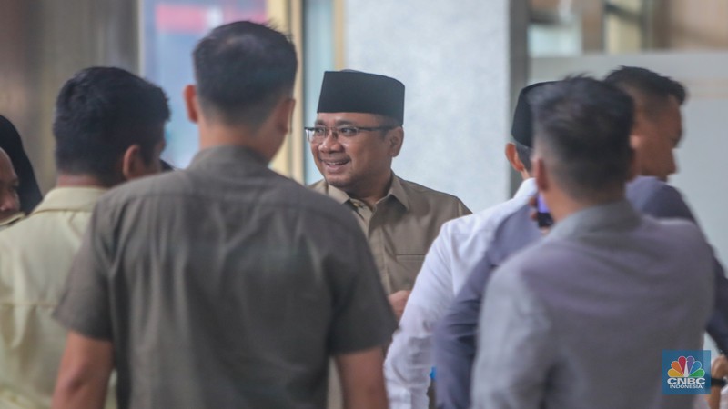 Mantan Menteri Agama era Presiden RI ke-7 Joko Widodo, Yaqut Cholil Qoumas tiba di Gedung Merah Putih KPK, Jakarta, Kamis (7/8/2025). (CNBC Indonesia/Tias Budiarto)