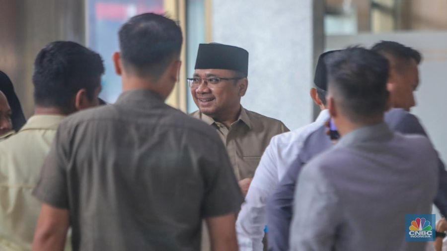 Mantan Menteri Agama era Presiden RI ke-7 Joko Widodo, Yaqut Cholil Qoumas tiba di Gedung Merah Putih KPK, Jakarta, Kamis (7/8/2025). (CNBC Indonesia/Tias Budiarto)