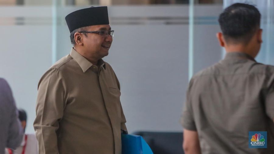 Mantan Menteri Agama era Presiden RI ke-7 Joko Widodo, Yaqut Cholil Qoumas tiba di Gedung Merah Putih KPK, Jakarta, Kamis (7/8/2025). (CNBC Indonesia/Tias Budiarto)