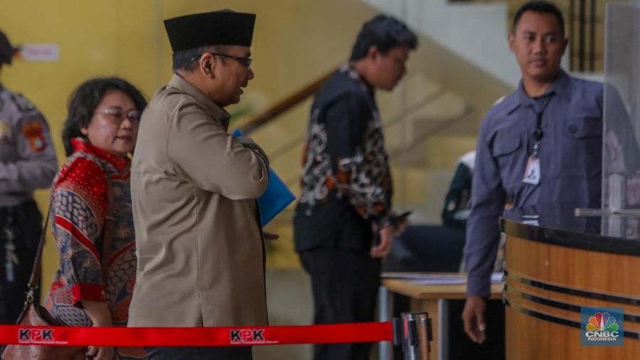Mantan Menteri Agama era Presiden RI ke-7 Joko Widodo, Yaqut Cholil Qoumas tiba di Gedung Merah Putih KPK, Jakarta, Kamis (7/8/2025). (CNBC Indonesia/Tias Budiarto)