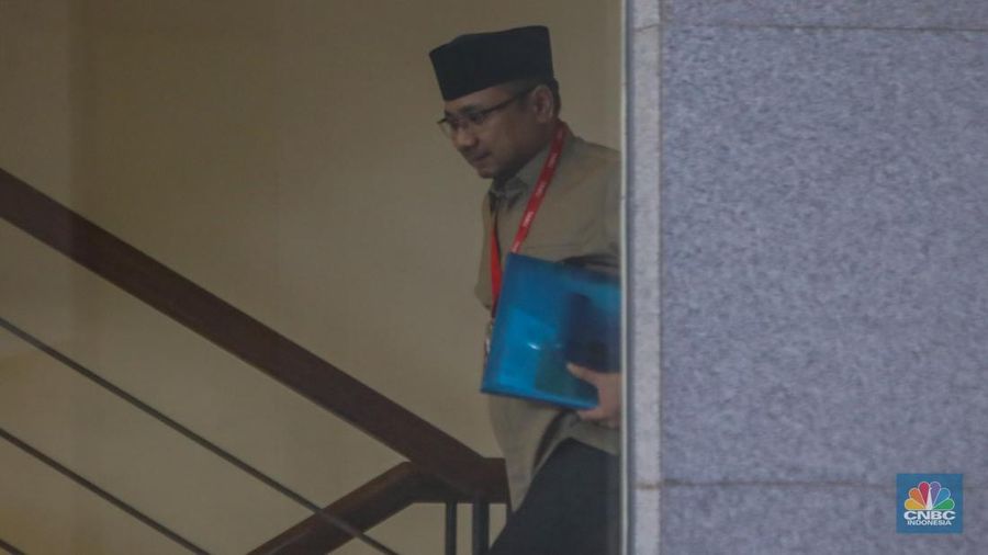 Mantan Menteri Agama era Presiden RI ke-7 Joko Widodo, Yaqut Cholil Qoumas tiba di Gedung Merah Putih KPK, Jakarta, Kamis (7/8/2025). (CNBC Indonesia/Tias Budiarto)
