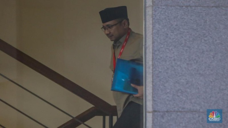 Mantan Menteri Agama era Presiden RI ke-7 Joko Widodo, Yaqut Cholil Qoumas tiba di Gedung Merah Putih KPK, Jakarta, Kamis (7/8/2025). (CNBC Indonesia/Tias Budiarto)