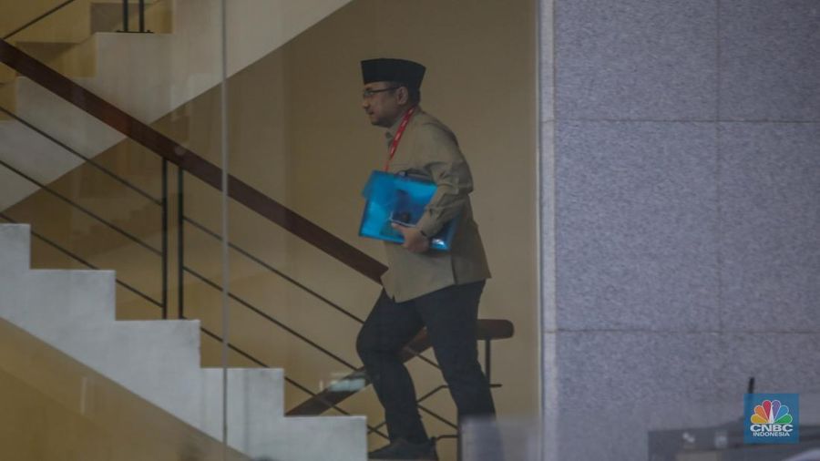 Mantan Menteri Agama era Presiden RI ke-7 Joko Widodo, Yaqut Cholil Qoumas tiba di Gedung Merah Putih KPK, Jakarta, Kamis (7/8/2025). (CNBC Indonesia/Tias Budiarto)