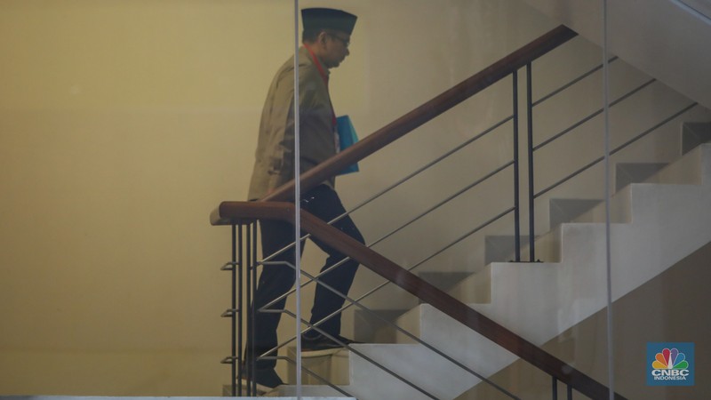 Mantan Menteri Agama era Presiden RI ke-7 Joko Widodo, Yaqut Cholil Qoumas tiba di Gedung Merah Putih KPK, Jakarta, Kamis (7/8/2025). (CNBC Indonesia/Tias Budiarto)
