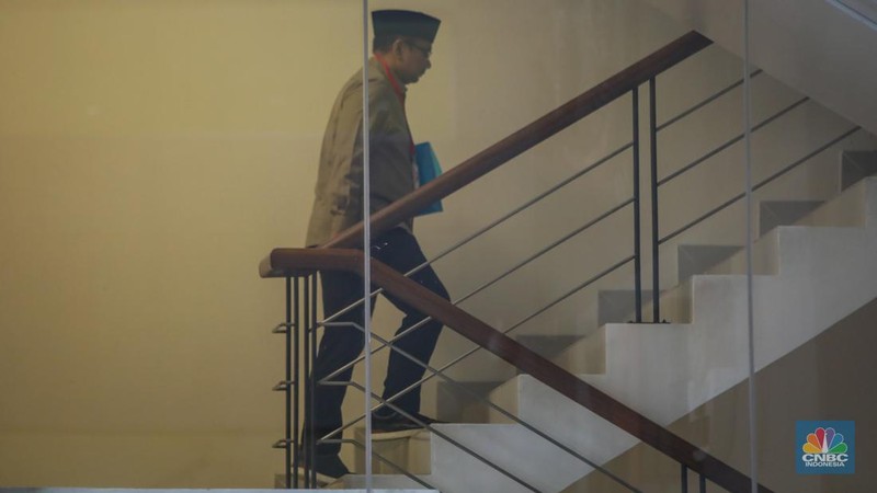Mantan Menteri Agama era Presiden RI ke-7 Joko Widodo, Yaqut Cholil Qoumas tiba di Gedung Merah Putih KPK, Jakarta, Kamis (7/8/2025). (CNBC Indonesia/Tias Budiarto)