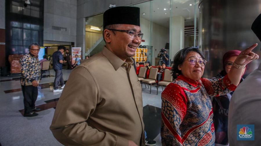 Mantan Menteri Agama era Presiden RI ke-7 Joko Widodo, Yaqut Cholil Qoumas tiba di Gedung Merah Putih KPK, Jakarta, Kamis (7/8/2025). (CNBC Indonesia/Tias Budiarto)