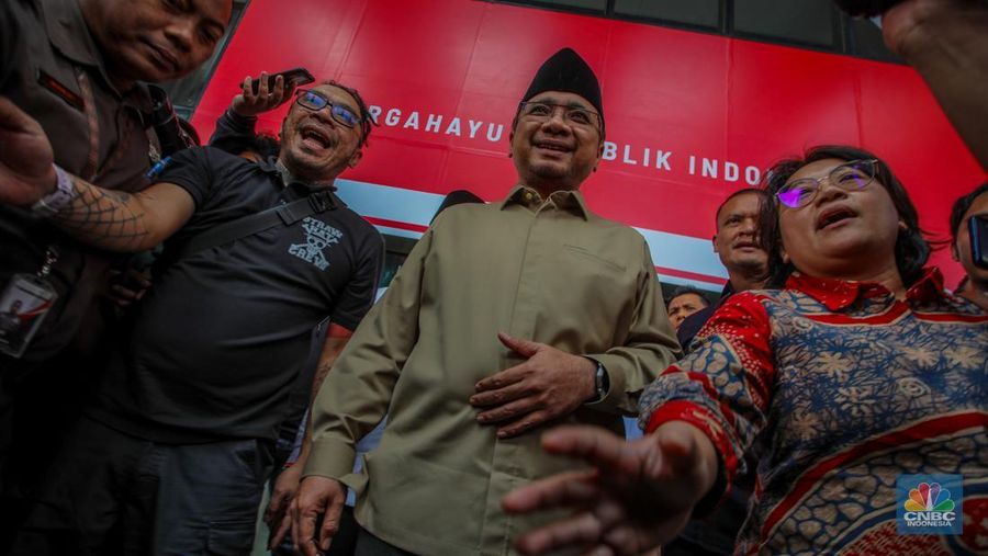 Mantan Menteri Agama era Presiden RI ke-7 Joko Widodo, Yaqut Cholil Qoumas tiba di Gedung Merah Putih KPK, Jakarta, Kamis (7/8/2025). (CNBC Indonesia/Tias Budiarto)