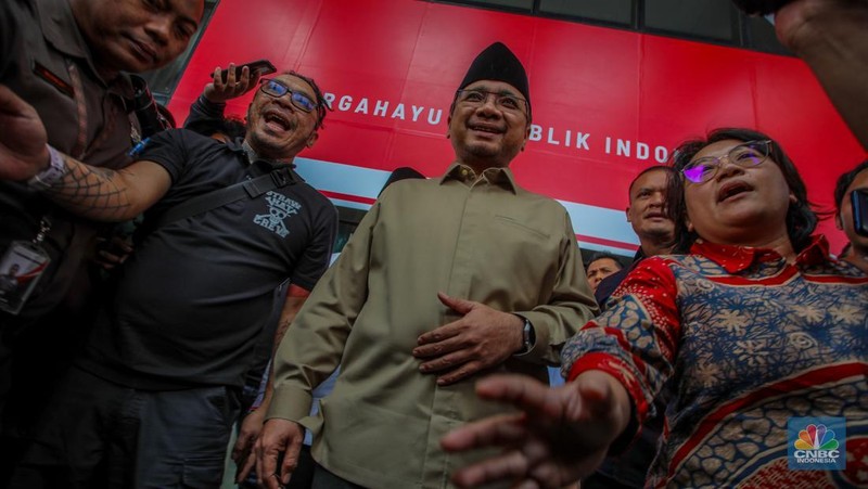Mantan Menteri Agama era Presiden RI ke-7 Joko Widodo, Yaqut Cholil Qoumas tiba di Gedung Merah Putih KPK, Jakarta, Kamis (7/8/2025). (CNBC Indonesia/Tias Budiarto)