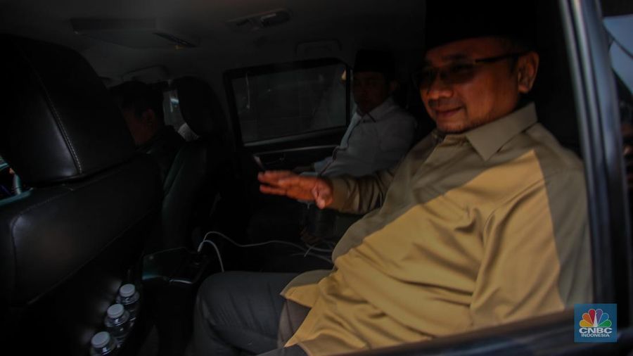 Mantan Menteri Agama era Presiden RI ke-7 Joko Widodo, Yaqut Cholil Qoumas tiba di Gedung Merah Putih KPK, Jakarta, Kamis (7/8/2025). (CNBC Indonesia/Tias Budiarto)