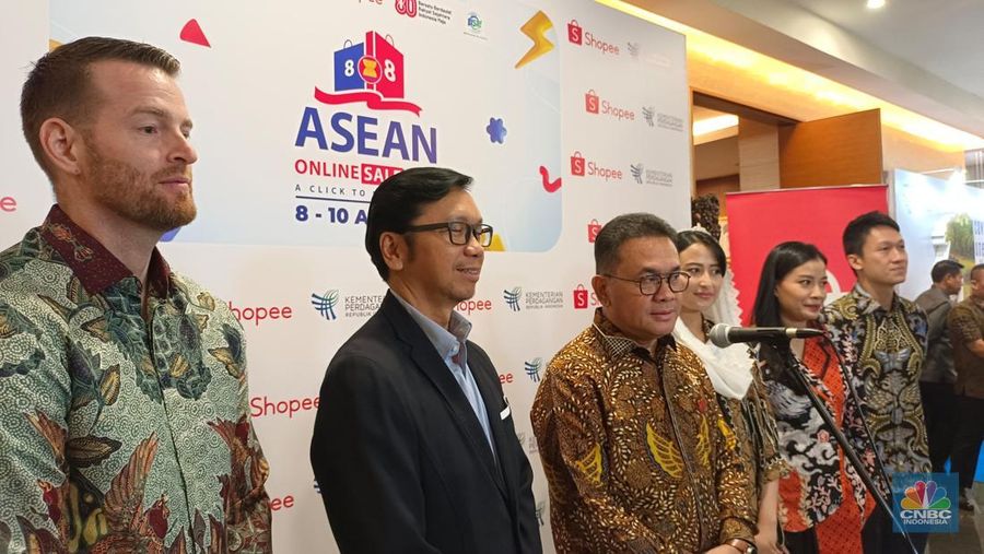 Mendag Budi Santoso (tengah) didampingi Wamendag Dyah Roro Esti Widya Putri, Dirjen PPI Kemendag Djatmiko Bris Witjaksono saat konferensi pers Kick-Off ASEAN Online Sale Day di Auditorium Kemendag, Jakarta, Kamis (7/8/2025). (CNBC Indonesia/Martyasari Rizki)