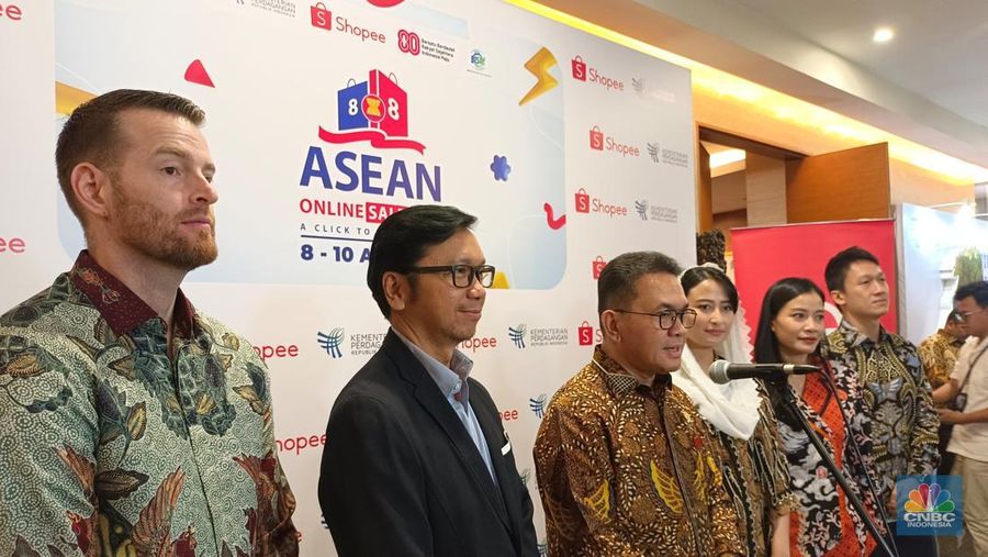 Mendag Budi Santoso (tengah) didampingi Wamendag Dyah Roro Esti Widya Putri, Dirjen PPI Kemendag Djatmiko Bris Witjaksono saat konferensi pers Kick-Off ASEAN Online Sale Day di Auditorium Kemendag, Jakarta, Kamis (7/8/2025). (CNBC Indonesia/Martyasari Rizki)