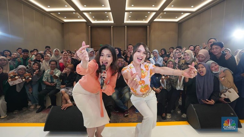 Sejumlah pengunjung mulai memadati Dyandra Convention Center untuk mengikuti acara LPS Financial Festival 2025 di Surabaya, Jawa Timur, Rabu (6/8/2025). (CNBC Indonesia/Tias Budiarto)