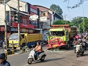 Truk Biang Kerok Macet di Ciputat Angkut Material Batu Split, Masih Dievakuasi