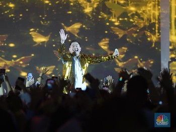 Penampilan King Nassar menghibur para pengunjung dalam acara LPS Financial Festival 2025 di Dyandra Convention Center, Surabaya, Jawa Timur, Kamis (7/8/2025). (CNBC Indonesia/Tias Budiarto)