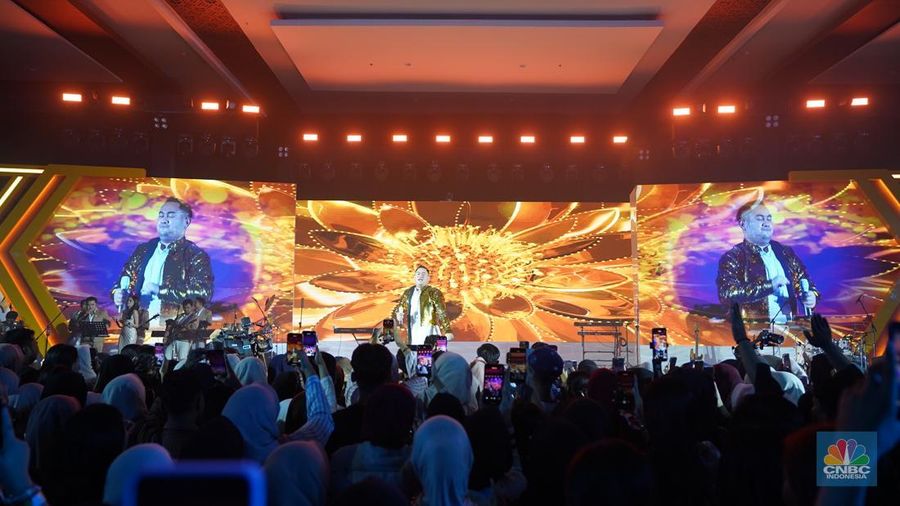 Penampilan Band RAN menghibur para pengunjung dalam acara LPS Financial Festival 2025 di Dyandra Convention Center, Surabaya, Jawa Timur, Kamis (7/8/2025). (CNBC Indonesia/Tias Budiarto)