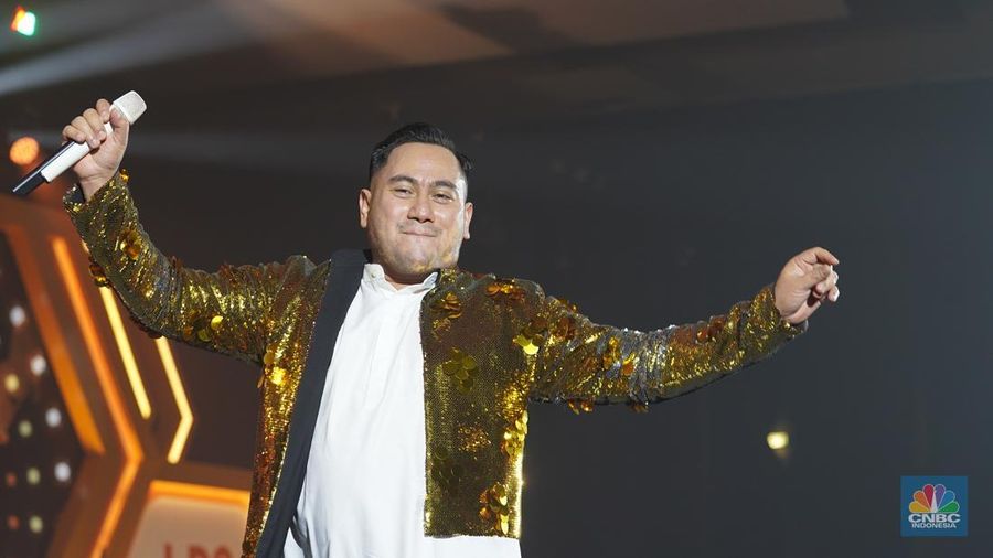 Penampilan King Nassar menghibur para pengunjung dalam acara LPS Financial Festival 2025 di Dyandra Convention Center, Surabaya, Jawa Timur, Kamis (7/8/2025). (CNBC Indonesia/Tias Budiarto)