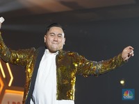 Penampilan King Nassar menghibur para pengunjung dalam acara LPS Financial Festival 2025 di Dyandra Convention Center, Surabaya, Jawa Timur, Kamis (7/8/2025). (CNBC Indonesia/Tias Budiarto)