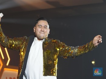 Penampilan King Nassar menghibur para pengunjung dalam acara LPS Financial Festival 2025 di Dyandra Convention Center, Surabaya, Jawa Timur, Kamis (7/8/2025). (CNBC Indonesia/Tias Budiarto)