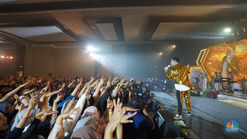 Penampilan Band RAN menghibur para pengunjung dalam acara LPS Financial Festival 2025 di Dyandra Convention Center, Surabaya, Jawa Timur, Kamis (7/8/2025). (CNBC Indonesia/Tias Budiarto)
