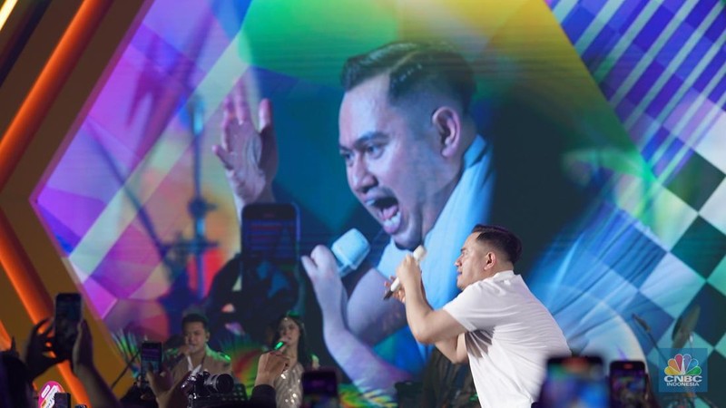 Penampilan Band RAN menghibur para pengunjung dalam acara LPS Financial Festival 2025 di Dyandra Convention Center, Surabaya, Jawa Timur, Kamis (7/8/2025). (CNBC Indonesia/Tias Budiarto)