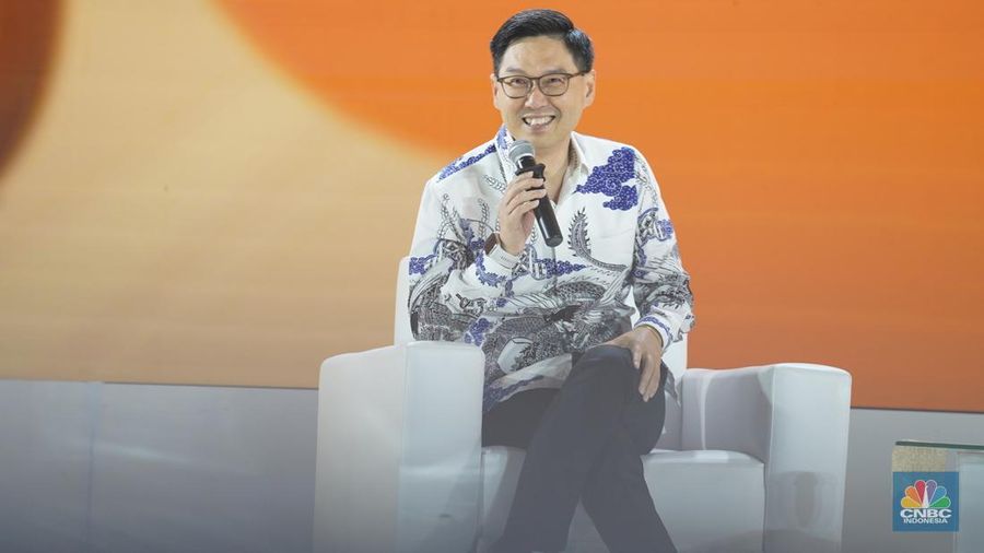 Presiden Direktur HM Sampoerna, Ivan Cahyadi menyampaikan paparan dalam acara LPS Financial Festival 2025 di Dyandra Convention Center, Surabaya, Jawa Timur, Kamis (7/8/2025). (CNBC Indonesia/Tias Budiarto)