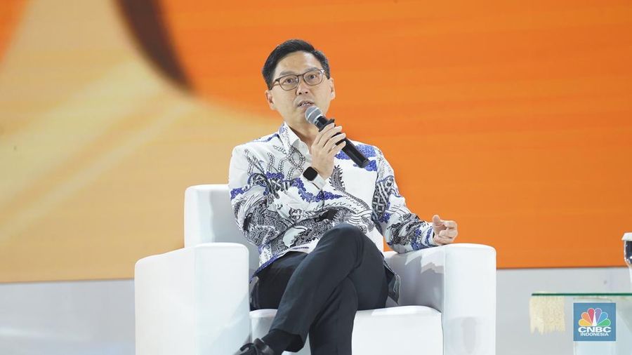 Presiden Direktur HM Sampoerna, Ivan Cahyadi menyampaikan paparan dalam acara LPS Financial Festival 2025 di Dyandra Convention Center, Surabaya, Jawa Timur, Kamis (7/8/2025). (CNBC Indonesia/Tias Budiarto)