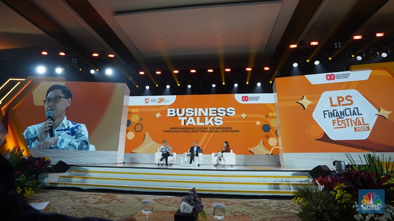Presiden Direktur HM Sampoerna, Ivan Cahyadi menyampaikan paparan dalam acara LPS Financial Festival 2025 di Dyandra Convention Center, Surabaya, Jawa Timur, Kamis (7/8/2025). (CNBC Indonesia/Tias Budiarto) Presiden Direktur HM Sampoerna, Ivan Cahyadi menyampaikan paparan dalam acara LPS Financial Festival 2025 di Dyandra Convention Center, Surabaya, Jawa Timur, Kamis (7/8/2025). (CNBC Indonesia/Tias Budiarto)
