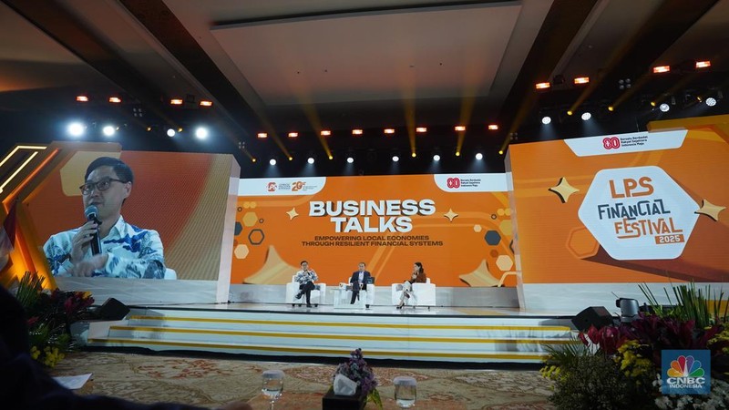 Presiden Direktur HM Sampoerna, Ivan Cahyadi menyampaikan paparan dalam acara LPS Financial Festival 2025 di Dyandra Convention Center, Surabaya, Jawa Timur, Kamis (7/8/2025). (CNBC Indonesia/Tias Budiarto)