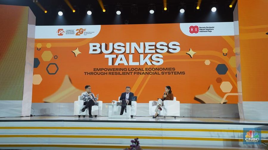 Presiden Direktur HM Sampoerna, Ivan Cahyadi menyampaikan paparan dalam acara LPS Financial Festival 2025 di Dyandra Convention Center, Surabaya, Jawa Timur, Kamis (7/8/2025). (CNBC Indonesia/Tias Budiarto)