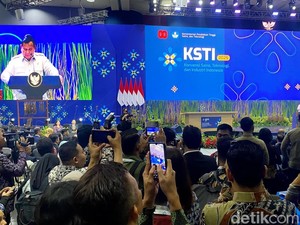 Hendak Pidato di KSTI 2025, Prabowo: Wartawan Silakan Minum Kopi