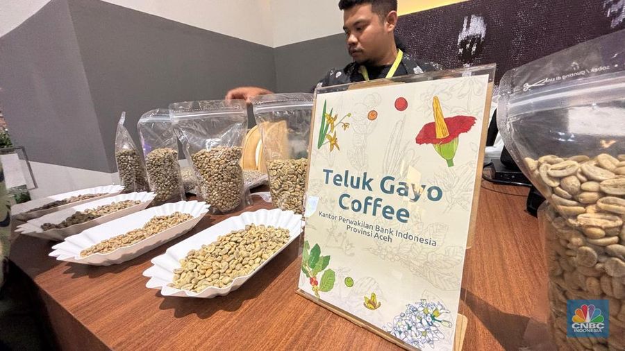 Produsen Kopi Teluk Gayo di pagelaran Karya Kreatif Indonesia (KKI) 2025 yang diadakan Bank Indonesia (BI) di Jakarta Convention Center, Kamis (7/8/2025). (CNBC Indoensia/Zahwa)